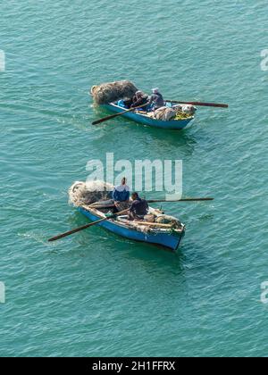 Ismailia, Egypte - Novembre 5, 2017 : les pêcheurs en bateau en bois prendre du poisson sur le net nouveau canal de Suez, Ismaïlia, Egypte, l'Afrique. Banque D'Images