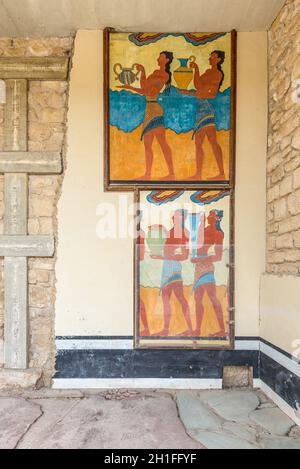 Knossos, Grèce - Novembre 2, 2017 : fresque à l'entrée sud du palais de Knossos. C'est le plus grand site archéologique de l'âge du bronze sur la Crète. Banque D'Images