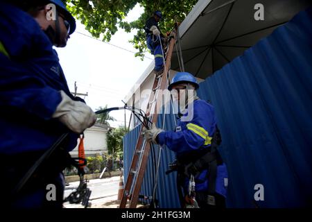 salvador, bahia / brésil - 28 février 2019 : un électricien répare le réseau électrique pendant la période du Carnaval dans la ville de Salvador. *** Loc Banque D'Images