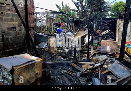 salvador, bahia / brésil - 22 octobre 2015: Vue des maisons incendiées par les trafiquants de drogue dans la ville connue sous le nom de Cidade de plástico dans le Periperi ne Banque D'Images