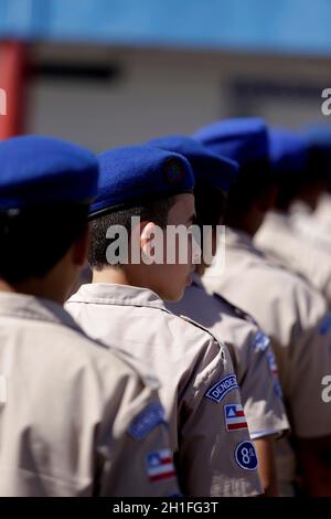 salvador, bahia / brésil - 24 juillet 2019: Les élèves du Colegio da Militar Militar sont vus pendant la formation dans la cour d'école de la ville de Salva Banque D'Images