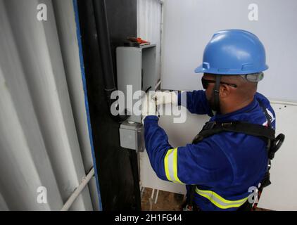 salvador, bahia / brésil - 28 février 2019 : un électricien répare le réseau électrique pendant la période du Carnaval dans la ville de Salvador. *** Loc Banque D'Images