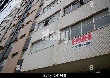 salvador, bahia / brésil - 28 novembre 2019: affiche de l'immobilier informe de la disponibilité à louer dans la ville de salvador. *** Légende locale *** Banque D'Images