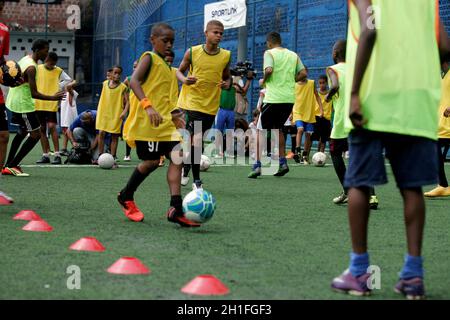 salvador, bahia / brésil - 24 juillet 2015: Des enfants sont vus pendant une formation dans une école de football sur un terrain de sport dans le quartier Candial dans le ci Banque D'Images