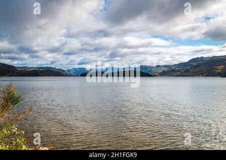 Une image HDR lumineuse et frénésie de 3 prises de vue automnales regardant à travers le Loch Morar, près de Mallaig à Lochaber, en Écosse.05 octobre 2021 Banque D'Images