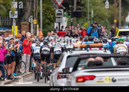 Le directeur de course a dirigé les pilotes à travers le départ neutralisé à la course cycliste AJ Bell pour femmes à Shoeburyness, Essex, Royaume-Uni.Les voitures de soutien suivent Banque D'Images