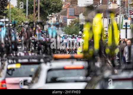 Soutenez les voitures qui suivent les pilotes au début de la quatrième étape de la course cycliste AJ Bell pour femmes à Shoeburyness, Essex, Royaume-Uni.Vélos de rechange Banque D'Images