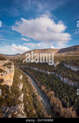 Paysage de l'Ebro river canyon au coucher du soleil à Burgos, Castille et Leon, Espagne. Banque D'Images