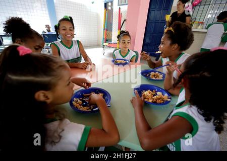 camacari, bahia / brésil - 14 mars 2019: Les élèves de l'école Zumbi dos Palmares dans la municipalité de Camacari sont vus manger un repas avec la goélette Banque D'Images