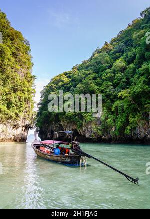 Krabi, Thaïlande, 7 novembre 2017 : bateau à moteur thaïlandais traditionnel à l'entrée d'un lagon sur l'île de Ko Hong Banque D'Images