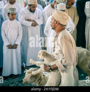 Nizwa, Oman, 2 décembre 2016 : vendeurs de chèvre au marché de la chèvre du vendredi à Nizwa, Oman Banque D'Images