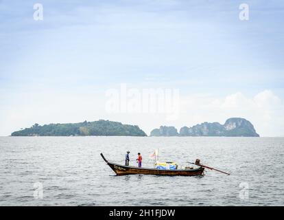 Krabi, Thaïlande, 9 novembre 2017 : bateau de pêche thaïlandais à longue queue dans la mer d'Andaman avec des îles à l'horizon Banque D'Images