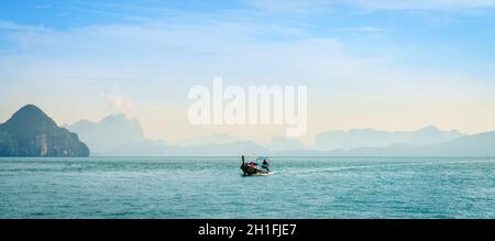 Krabi, Thaïlande, 7 novembre 2017 : bateau à moteur thaïlandais traditionnel dans la mer d'Andaman avec la côte de Krabi en toile de fond Banque D'Images