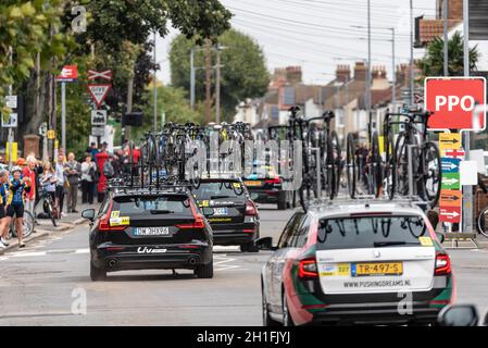 Soutenez les voitures qui suivent les pilotes au début de la quatrième étape de la course cycliste AJ Bell pour femmes à Shoeburyness, Essex, Royaume-Uni.Vélos de rechange Banque D'Images