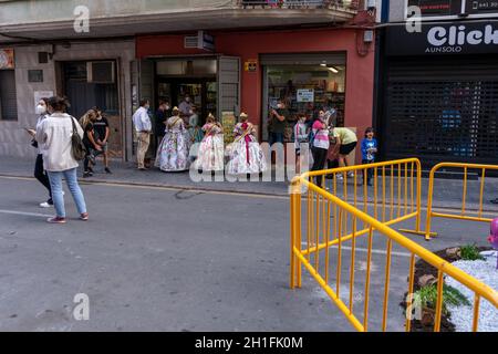 Burriana, Espagne 10-10-2021: Portrait des femmes de Fallas, portant le costume traditionnel de Fallas Banque D'Images