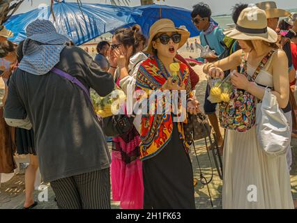 PATTAYA, THAÏLANDE - AVRIL 20,2018 : la plage de nombreux touristes en provenance de Chine vous détendre et nager et y louer des bateaux pour des excursions.Certains thaïs vendent des souvenirs,foo Banque D'Images