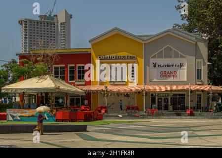 PATTAYA, THAÏLANDE - AVRIL 20,2018 : Centralmarina Ce sont trois nouveaux bâtiments en face de la vieille shopping mall, qui est le deuxième route.Il y a deux Banque D'Images