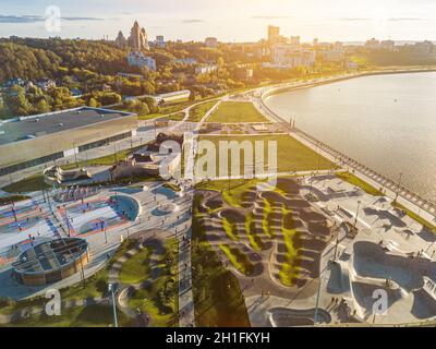 Un nouveau parc de skate à Kazan.Parc extrême pour le divertissement.Vue de dessus.Vue aérienne du skate Park Banque D'Images