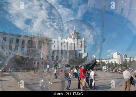 Vue à travers des ampoules plasiques transparentes sur la place centrale d'Ulan-Ude près de l'Opéra de Buryat et du Ballet Theatre.Republic of Buryatia, Russie Banque D'Images