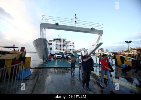 salvador, bahia / brésil - 5 septembre 2017 : passagers et véhicules débarquent du ferry de Caymmi Dorival au terminal de Sao Joaquim après la traversée Banque D'Images