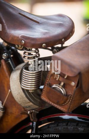 Image en couleur d'une selle cuir moto vintage. Banque D'Images