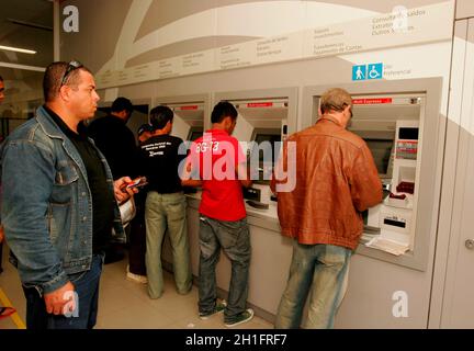 Eunapolis, bahia / brésil - 4 octobre 2010: Les gens sont vus en utilisant un guichet automatique à la succursale de Bradesco Bank à Eunapolis. *** Légende locale *** Banque D'Images