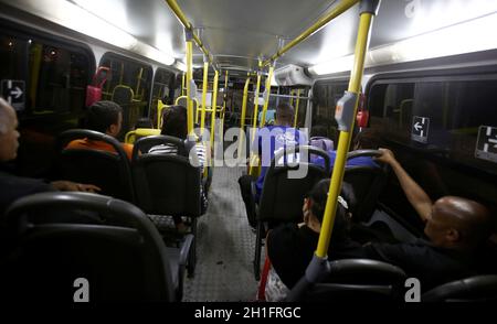 salvador, bahia / brésil - 5 septembre 2015: Les gens sont vus à l'intérieur des transports en commun bus à la gare de Lapa Salvador. *** Légende locale *** . Banque D'Images