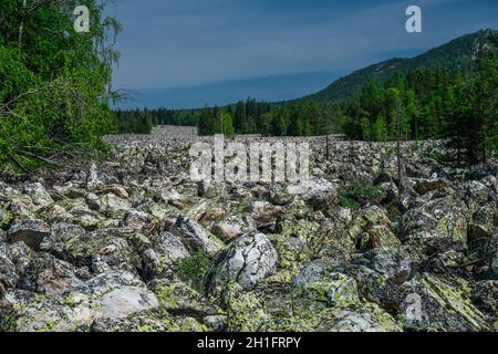 La rivière des rochers ou la rivière Stone.Parc national de Taganay dans l'Oural du Sud, Russie.Les montagnes de l'Oural. Banque D'Images