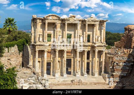 Ruines de la bibliothèque Celsius dans la ville antique d'Ephèse, Turquie dans une belle journée d'été Banque D'Images