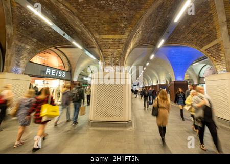 Londres octobre, 2021: London Bridge Station passerelle avec des magasins et des gens flous de mouvement Banque D'Images