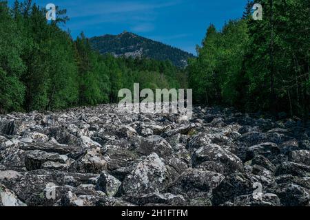 La rivière des rochers ou la rivière Stone.Parc national de Taganay dans l'Oural du Sud, Russie.Les montagnes de l'Oural. Banque D'Images