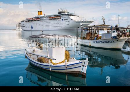 Katakolon, Grèce - 31 octobre 2017 : bateaux de pêche et navires de croisière Costa neoClassica amarrés dans le port de l'Katakolon, Grèce. Katakolon est un port Banque D'Images