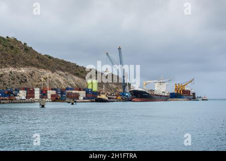 Point Blanche, Saint-Martin - 1er mai 2019 : le quai du capitaine David Cargo du Port Saint-Martin, dans un climat nuageux à Saint-Martin, dans les Caraïbes néerlandaises. Banque D'Images