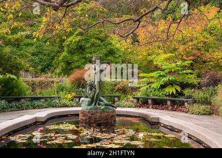Vue magnifique sur Central Park à New York City Manhattan au Conservatory Garden avec fontaine et statues Banque D'Images
