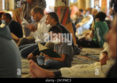 Tunis, Tunisie.Le 18 octobre 2021, les musulmans assistent à une cérémonie religieuse commémorant la naissance du prophète bien-aimé des musulmans, Muhammed, connu en arabe sous le nom de 'Mawlid al-Nabi' à la mosquée Zaytuna .Les musulmans célèbrent chaque année l'anniversaire du prophète Mahomet dans le monde entier lors du 12ème mois Rabi-ul-Awal sur le calendrier islamique.Le 18 octobre 2021 à Tunis, Tunisie.(Photo de Hasan mrad/Eyepix Group) Banque D'Images