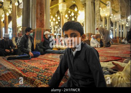 Tunis, Tunisie.Le 18 octobre 2021, les musulmans assistent à une cérémonie religieuse commémorant la naissance du prophète bien-aimé des musulmans, Muhammed, connu en arabe sous le nom de 'Mawlid al-Nabi' à la mosquée Zaytuna .Les musulmans célèbrent chaque année l'anniversaire du prophète Mahomet dans le monde entier lors du 12ème mois Rabi-ul-Awal sur le calendrier islamique.Le 18 octobre 2021 à Tunis, Tunisie.(Photo de Hasan mrad/Eyepix Group) Banque D'Images