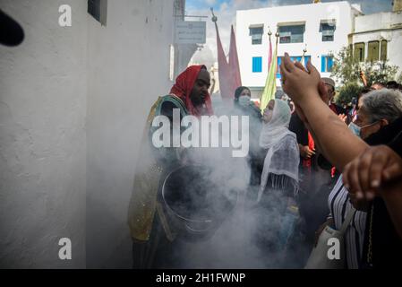 Tunis, Tunisie.Le 18 octobre 2021, les musulmans assistent à une cérémonie religieuse commémorant la naissance du prophète bien-aimé des musulmans, Muhammed, connu en arabe sous le nom de 'Mawlid al-Nabi' à la mosquée Zaytuna .Les musulmans célèbrent chaque année l'anniversaire du prophète Mahomet dans le monde entier lors du 12ème mois Rabi-ul-Awal sur le calendrier islamique.Le 18 octobre 2021 à Tunis, Tunisie.(Photo de Hasan mrad/Eyepix Group) Banque D'Images