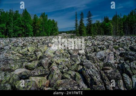 La rivière des rochers ou la rivière Stone.Parc national de Taganay dans l'Oural du Sud, Russie.Les montagnes de l'Oural. Banque D'Images