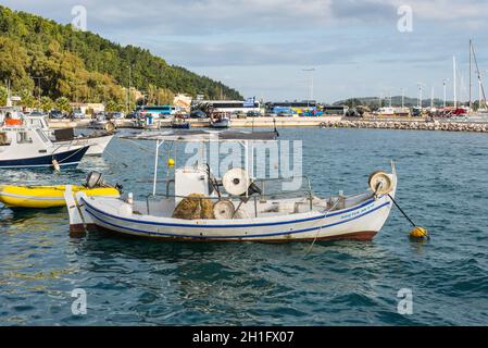 Katakolon, Grèce - 31 octobre 2017 : bateaux de pêche en bois coloré dans la port de Katakolon (Olimpia), Grèce. Banque D'Images