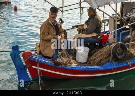 Katakolon, Grèce - 31 octobre 2017 : les pêcheurs locaux en soarting ses filets. Des fruits de mer frais. Prise du jour. Les pêcheurs locaux grec. Travaillant dans la d Banque D'Images