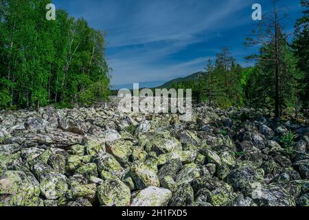 La rivière des rochers ou la rivière Stone.Parc national de Taganay dans l'Oural du Sud, Russie.Les montagnes de l'Oural. Banque D'Images