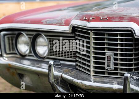 BERLIN - 27 avril 2019 : Fragment de la grande station wagon Ford LTD Country Squire, 1972 Banque D'Images