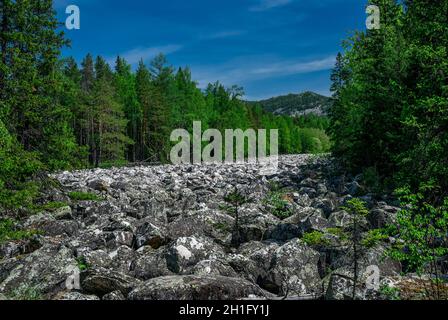 La rivière des rochers ou la rivière Stone.Parc national de Taganay dans l'Oural du Sud, Russie.Les montagnes de l'Oural. Banque D'Images