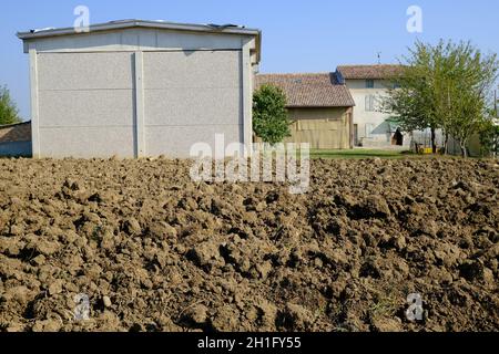 Ferme dans la campagne italienne.Terre labourée et ancienne maison de campagne avec préfab bâtiment.Photos.Busseto, Parme, Italie. Banque D'Images