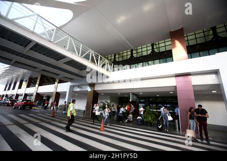 salvador, bahia / brésil - 22 septembre 2017 : transport de passagers dans le salon de départ de l'aéroport de Salvador. *** Légende locale *** . Banque D'Images