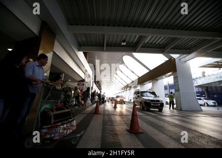 salvador, bahia / brésil - 22 septembre 2017 : transport de passagers dans le salon de départ de l'aéroport de Salvador. *** Légende locale *** . Banque D'Images