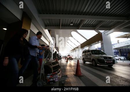 salvador, bahia / brésil - 22 septembre 2017 : transport de passagers dans le salon de départ de l'aéroport de Salvador. *** Légende locale *** . Banque D'Images