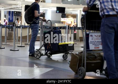 salvador, bahia / brésil - 22 septembre 2017 : transport de passagers dans le salon de départ de l'aéroport de Salvador. *** Légende locale *** . Banque D'Images