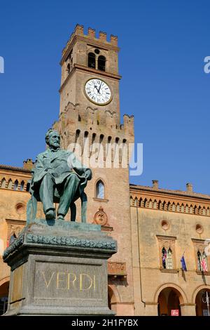 Monument du compositeur italien Giuseppe Verdi.Busseto (Parme) est le lieu de naissance du maître.Devant l'hôtel de ville, un grand port en bronze Banque D'Images