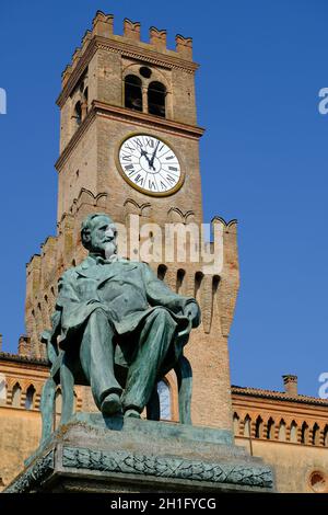 Monument du compositeur italien Giuseppe Verdi.Busseto (Parme) est le lieu de naissance du maître.Devant l'hôtel de ville, un grand port en bronze Banque D'Images